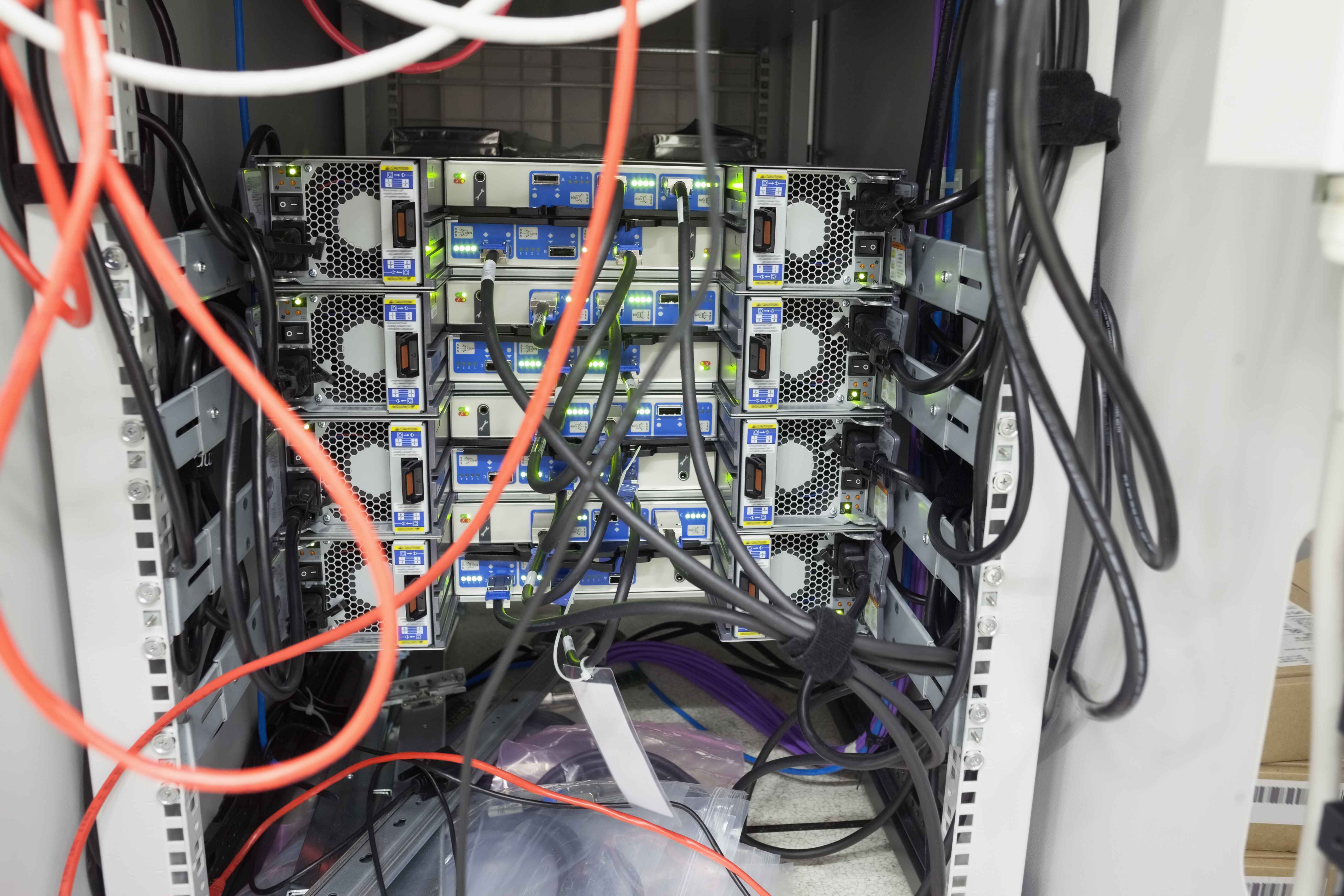 électricien installant un tableau électrique